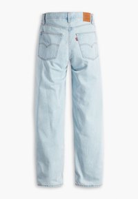 Ljusblå denimjeans med rak passform, två bakfickor, subtila s öm detaljer och en brun läderetikett vid midjan.