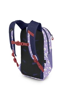 Mochila morada con patrones florales, espalda de malla negra, correas ajustables con acentos rojos y cierre de hebilla seguro.
