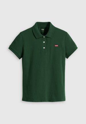 Zielona koszulka polo z bawełny, z kołnierzykiem, krótkimi rękawami, trzema guzikami oraz małym czerwonym logo Levi's po lewej stronie klatki piersiowej.