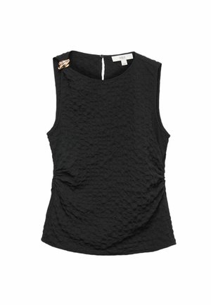 Haut sans manches noir en tissu texturé, avec un détail froncé sur le côté et une épingle décorative en ton doré à l'épaule.