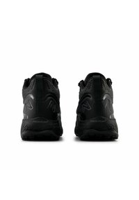 Svarta sportskor med ett andningsbart ovanskal med perforeringar, Fresh Foam dämpning och en robust yttersula för grepp.