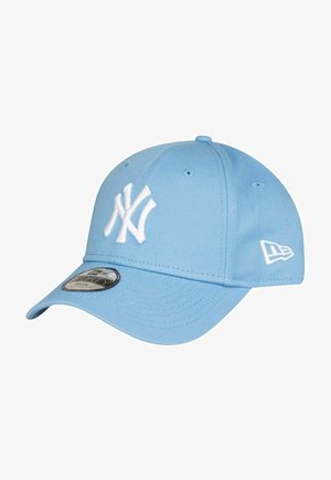 Hellblaues Baseballcap aus Baumwolle mit weißem, gesticktem Logo und gebogenem Schirm. Verfügt über Belüftungslöcher und verstellbaren Riemen.