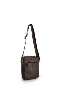 Braune Leder-Crossbody-Tasche mit flacher rechteckiger Form, verstellbarem Riemen und äußeren Reißverschlusstasche. Glatte Textur mit dezenter Naht.