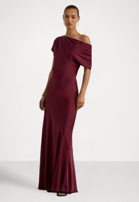 Vestido de noite em cetim borgonha com design de um ombro só, mangas drapeadas e silhueta ajustada, fluindo para uma ligeira evasê na barra.