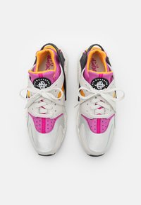 Nike Sportswear AIR HUARACHE UNISEX - Sapatilhas - light bone/university gold/black/lethal pink