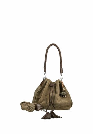 Brązowa zamszowa torba typu bucket z plecionym skórzanym uchwytem, zapięciem na sznurek, frędzlami i zawieszką w kształcie słonia na białym tle.