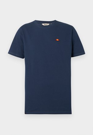 T-shirt blu navy a maniche corte con scollo tondo, con piccolo logo semicircolare rosso e arancione sul petto a sinistra.