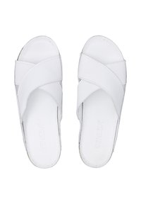 Hvide sandaler med krydsede remme i glat læder, flade såler og et minimalistisk design uden udsmykninger.