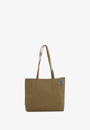 Barna vászontáska sima szintetikus anyagból, két hosszú fogantyúval és egy kék címkével, amelyen logó található. Egyszerű, téglalap alakú dizájn.