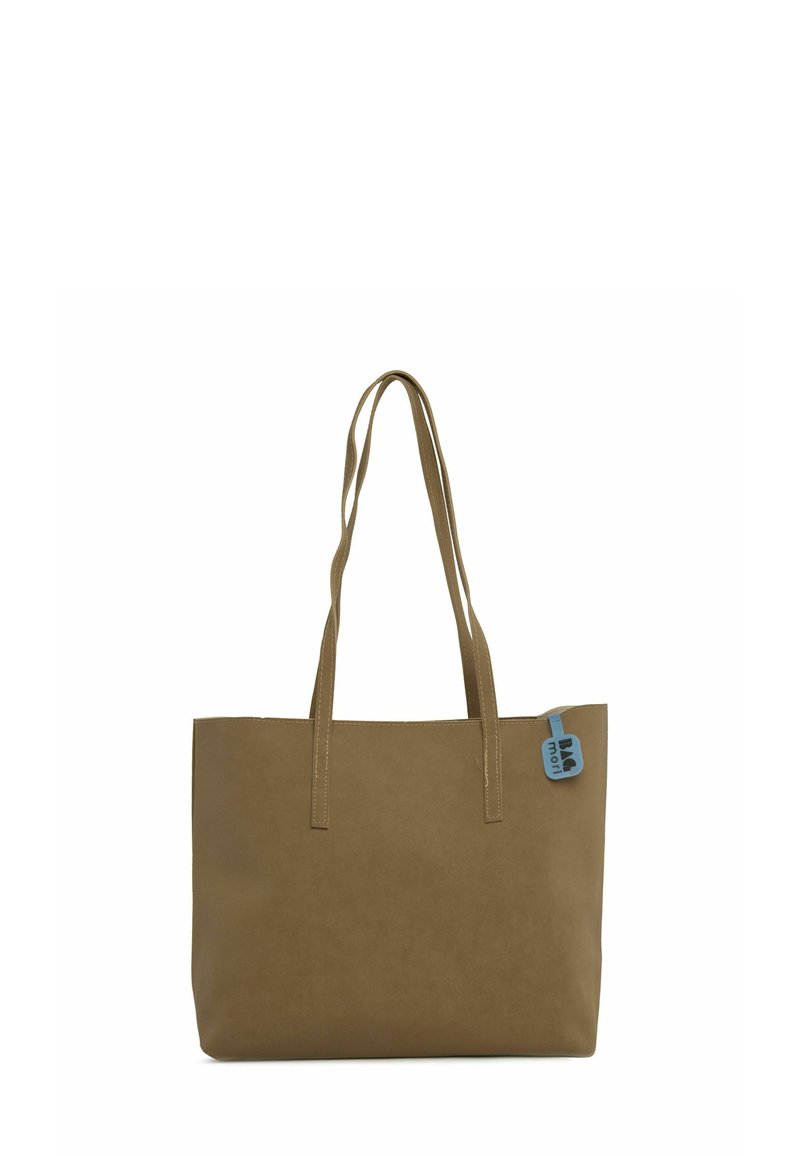 Geantă de umăr maro, realizată dintr-un material sintetic neted, având două mânere lungi și un etichetă albastră cu un logo. Design simplu, rectangular.