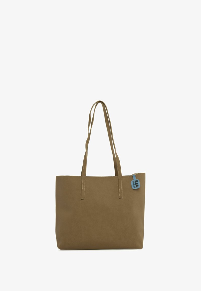 Geantă de umăr maro, realizată dintr-un material sintetic neted, având două mânere lungi și un etichetă albastră cu un logo. Design simplu, rectangular.