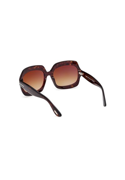 Occhiali da sole tartaruga marrone con lenti sfumate, forma quadrata oversize e aste nere lucide. Presentano accenti metallici minimi.