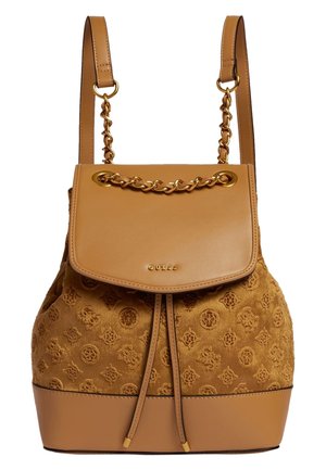 Bursztynowy plecak z imitacji skóry, z teksturowanym przodem, dekoracyjnym łańcuszkiem na pasku, zapięciem na sznurek i wytłoczonym kwiatowym wzorem. Widoczne złote akcenty.