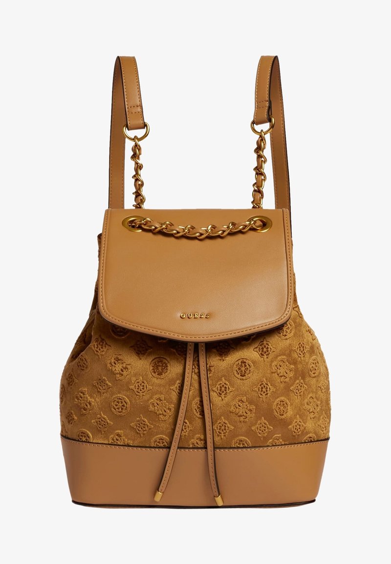 Tan faux leren rugzak met een getextureerde voorkant, decoratieve kettingriem, trekkoordsluiting en een ingebosterd bloemenpatroon. Gouden accenten zichtbaar.