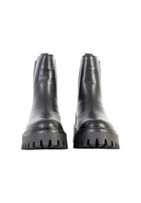 Botas Chelsea negras de cuero con textura lisa, que cuentan con una suela de goma gruesa y con estrías, además de paneles elásticos en los laterales para facilitar su uso.