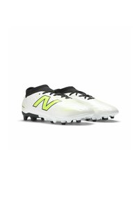Weiße Fußballschuhe mit schwarzen Schnürsenkeln, schwarzem Kragen, gelb-grünem "N"-Logo und schwarzen und weißen Stollen an der Sohle.