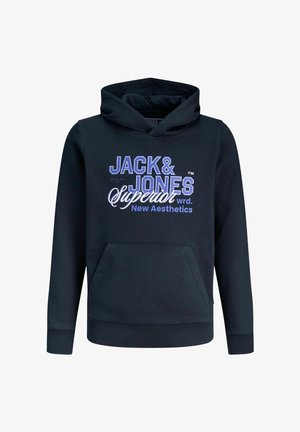 Tumesinine kapuutsiga pusa ees taskuga, millel valged ja sinised tähed; kombineeritud helehallide laiade pükstega ja hallide tossudega.