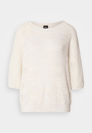 Hvit strikket genser med korte ermer, rund hals og ribbestrikkede mansjetter og kant, merket med en svart BOSS-tag i kragen.