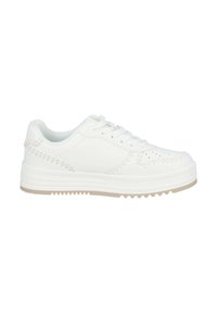 Zapatillas sintéticas blancas con punta redondeada, diseño de cordones, detalles perforados y suela texturizada. Presenta costuras a lo largo de los lados.