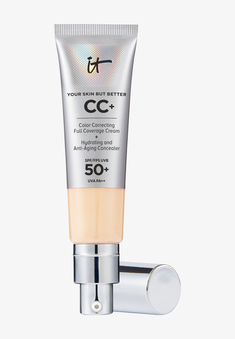 Tube de crème CC+ It Cosmetics avec un pommeau argenté, étiquetée comme un correcteur hydratant anti-âge avec une protection à large spectre SPF 50+.