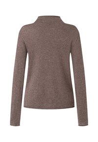 Brun långärmad tröja med texturerad stickning. Fitted polokrage och en något avslappnad passform, sedd från baksidan.