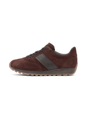 Sneaker in camoscio marrone scuro con striscia in pelle nera, lacci neri e suola in gomma testurizzata, vista di profilo su sfondo bianco.