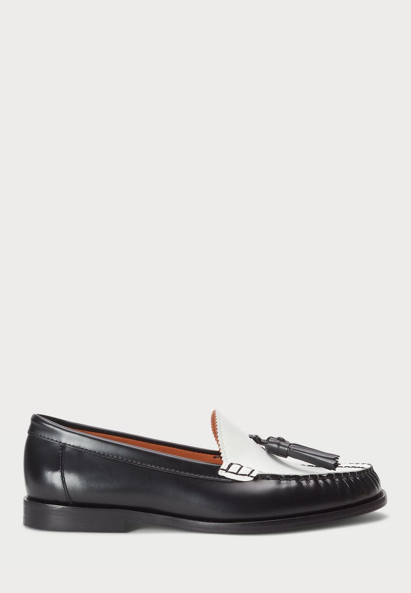 Μαύρο δερμάτινο loafer με λευκές δερμάτινες λεπτομέρειες και διακοσμητικές φούντες. Διαθέτει στρογγυλή μορφή και ραφές κατά μήκος των ακρών.