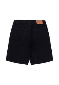 Pantalones cortos de mezclilla negra de corte recto, con un parche de cuero marrón en la cintura y dos bolsillos traseros.