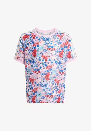 Różowa koszulka z krótkim rękawem w kwiatowy wzór z gęstym motywem czerwonych, niebieskich i turkusowych kwiatów. Okrągły dekolt zdobiony dekoracyjnymi paskami.