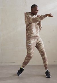 Venum UFC FIGHT WEEK 3.0 JOGGERS - Dresside alumine osa - desert