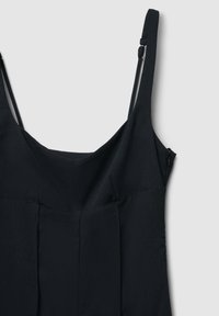 Indumento nero senza maniche con scollatura a barca, pieghe strutturate e spalline regolabili, realizzato in un tessuto morbido.