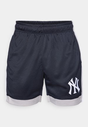 Granatowe siatkowe szorty sportowe z elastycznym paskiem w talii, białymi akcentami po bokach i haftowanym logo New York Yankees na lewej udzie.
