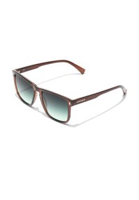 Hnědé plastové sluneční brýle s obdélníkovým tvarem. Šedé gradientní čočky, kovové detaily na rámečku a texturované hnědé nožičky.
