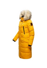 Geltonas puffas parka su nuimamu kailiniu gaubtu, juodais užtrauktukais, šoninėmis kišenėmis ir logotipo pleistru ant rankovės. Tekstūruotas, ilgas dizainas.