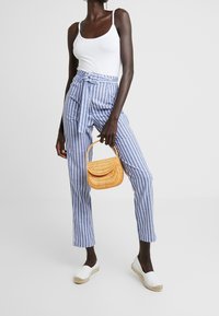 Missguided Tall Housut - white