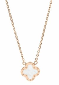 Collier en chaîne en or rose avec un pendentif en forme de trèfle à quatre feuilles blanc, portant des lettres gravées sur le bord et une finition brillante.