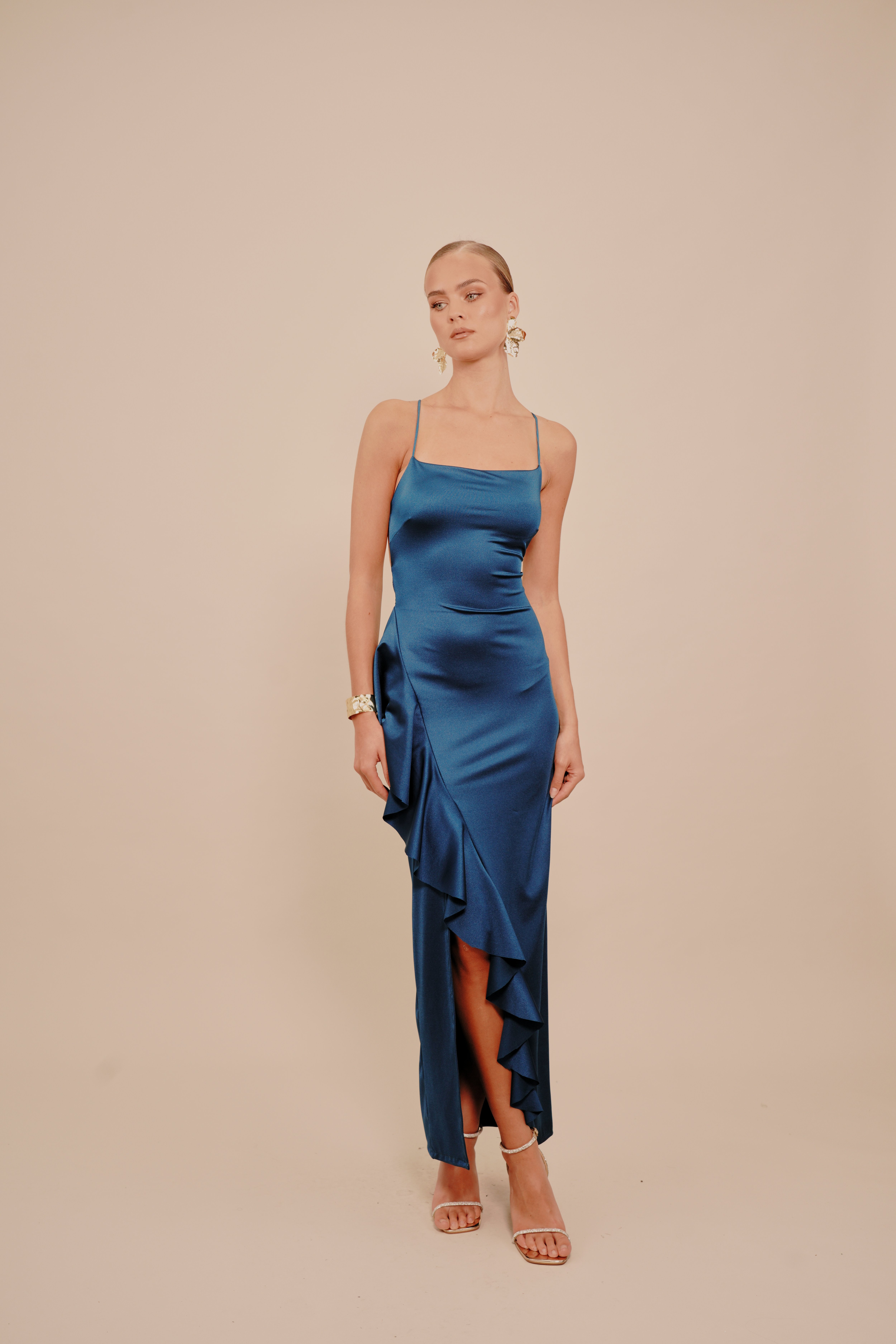 Robe De Cocktail Sans Manches Avec Paillettes Irrégulières - Col En V Et Ceinture Incluse