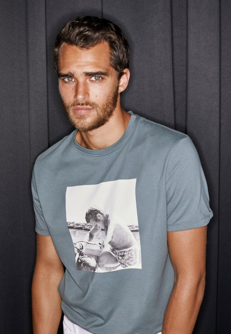 Massimo Dutti MIT FOTO VON STEVE MCQUEEN T shirt print Deze trui met korte mouwen maakt van jou een heuse Steve McQueen