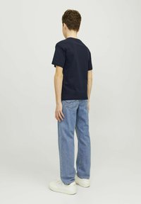 Jack & Jones Junior JJECALEB TEE O NECK - Camiseta estampada - navy blazer