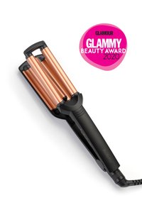 Ferro arricciacapelli con tre bacchette di rame e manico nero, accompagnato da una spilla rosa Glammy Beauty Award 2020 di Glamour.
