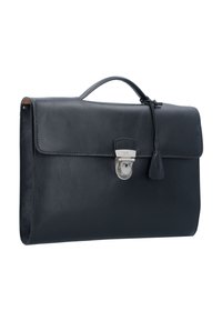 Maletín negro de cuero con un asa superior, cierre de solapa en la parte frontal y herrajes plateados. Textura suave con un diseño minimalista y sin patrones.