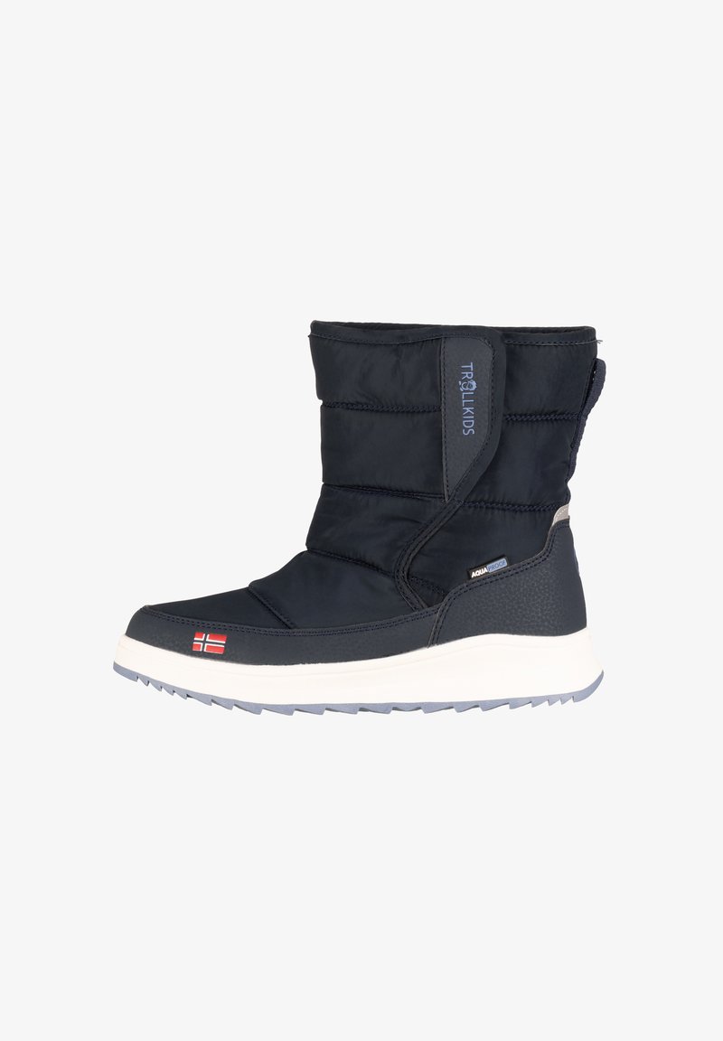 Tamsiai mėlynos žieminės aulinės, izoliuotos, su dėlionine nailono viršūne, tekstūruotų juodų odos intarpų, balta vidurine dalimi ir raudonai-balta Norvegijos vėliavos detale.