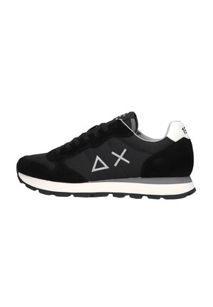 Schwarzer und dunkelgrauer Sneaker mit weißer Sohle, schwarzen Schnürsenkeln, weißem Fersendetail mit "19," und einem auf der Seite aufgenähten Dreieck und X.
