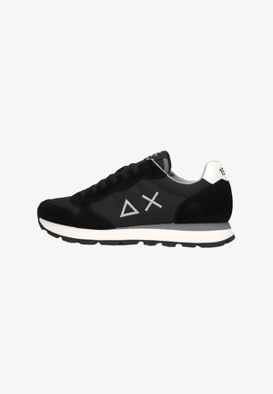 Baskets noires et gris foncé avec semelle blanche, lacets noirs, détail blanc au talon avec "19," et un triangle ainsi qu'un X cousus sur le côté.