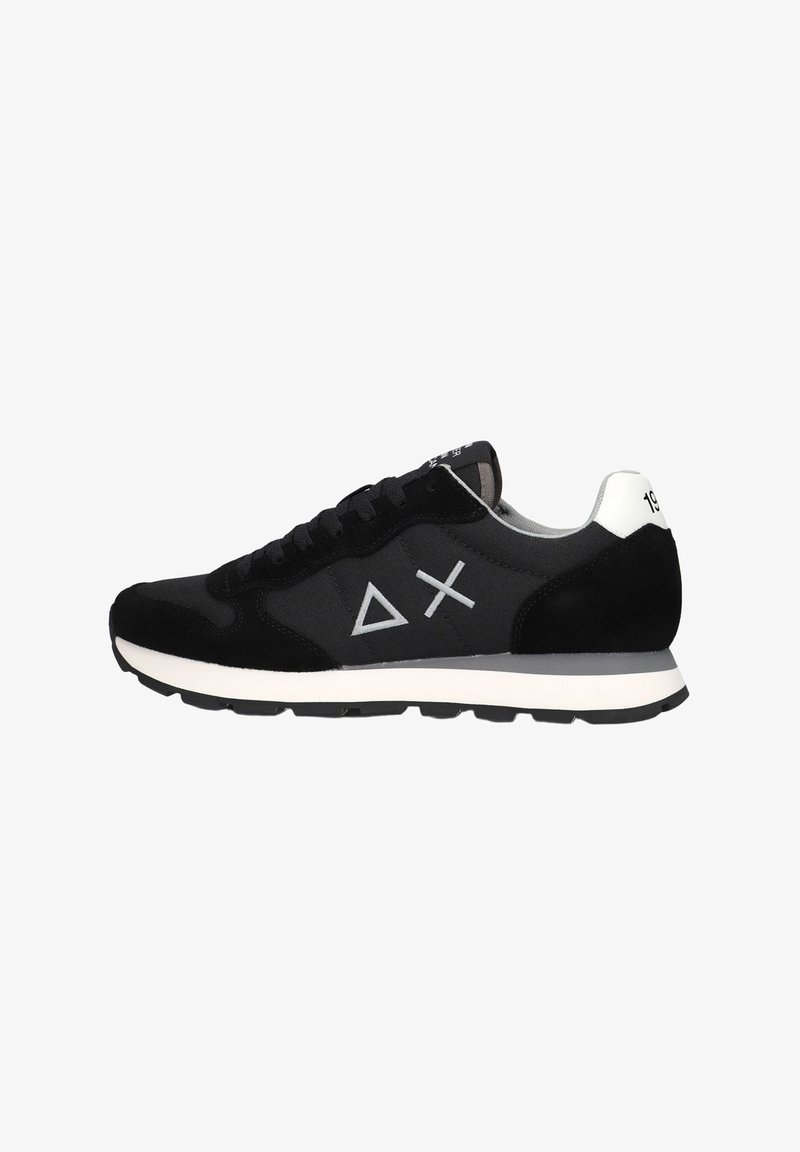 Baskets noires et gris foncé avec semelle blanche, lacets noirs, détail blanc au talon avec "19," et un triangle ainsi qu'un X cousus sur le côté.