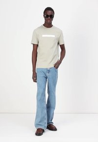 Calvin Klein CUT OUT SHADOW LOGO - T-shirt med print - london fog