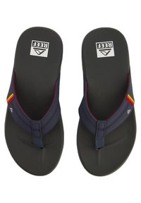 Marine flip-flops met een gestructureerde zwarte zool, een brede teenband en een kleurrijke accentstreep. Voorzien van merkm labels op het voetbed.