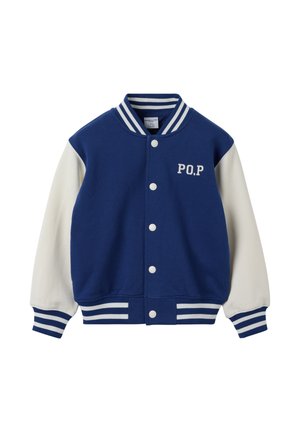 Blå varsityjakke med hvide ærmer, stribet krave og manchetter, trykknapper foran og "P.O.P" broderet på brystet.