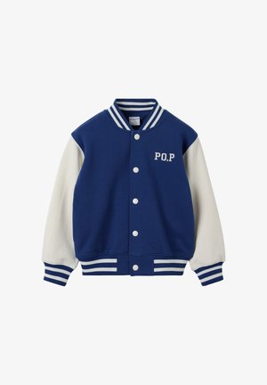 Blå varsityjakke med hvide ærmer, stribet krave og manchetter, trykknapper foran og "P.O.P" broderet på brystet.