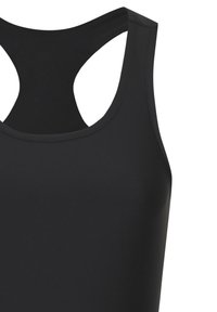 Črna športna majica brez rokavov z visokim izrezom, obliko dirkača in gladko teksturo. Tkanina je elastična in lahka, kar jo naredi idealno za športne aktivnosti.